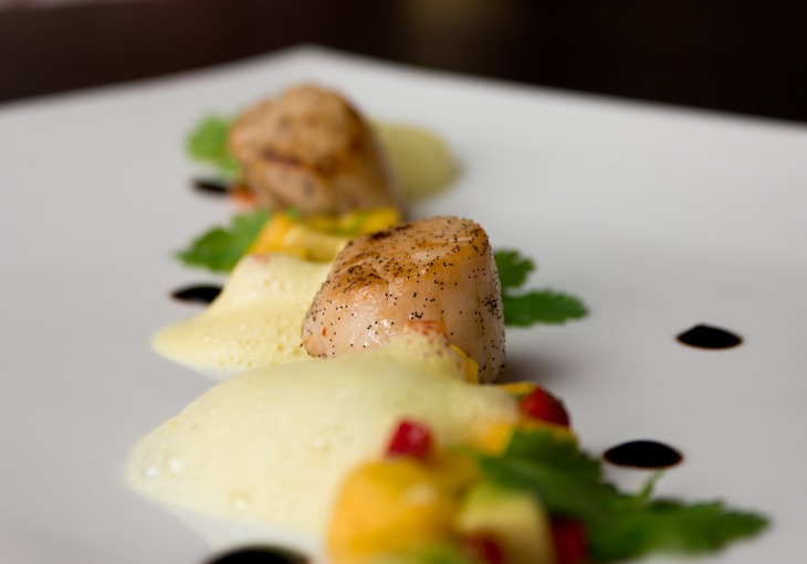 Jakobsmuscheln mit Mango-Avocado-Salat und Orangen-Kokos-Schaum – el gusto